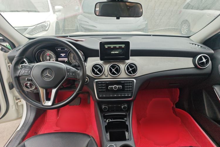 Used Mercedes-Benz GLA 2015 GLA 220 4MATIC Fashion Model Center Console