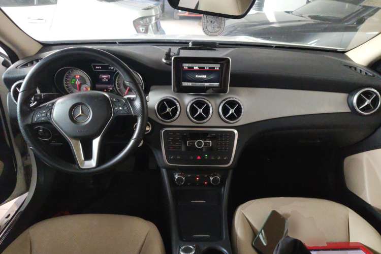 Used Mercedes-Benz GLA 2015 GLA 220 4MATIC Luxury Model Center Console