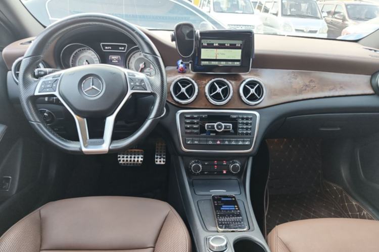 Used Mercedes-Benz GLA 2015 GLA 260 4MATIC Sport Edition Center Console