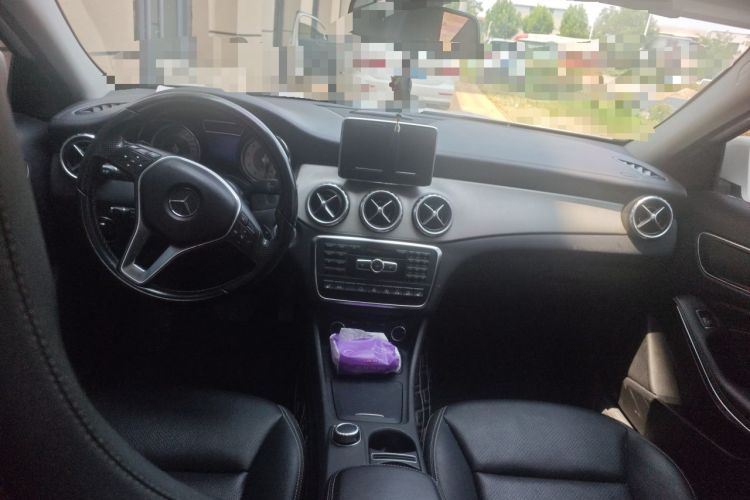 Used Mercedes-Benz GLA 2015 GLA 220 4MATIC Fashion Model Center Console