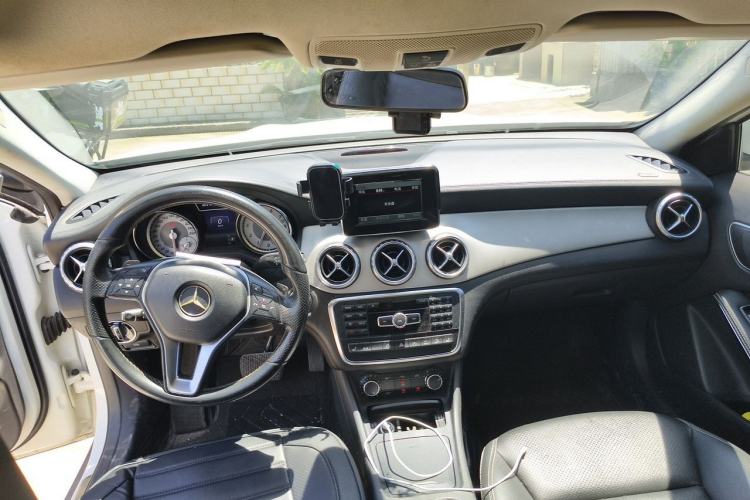 Used Mercedes-Benz GLA 2015 GLA 220 4MATIC Fashion Model Center Console