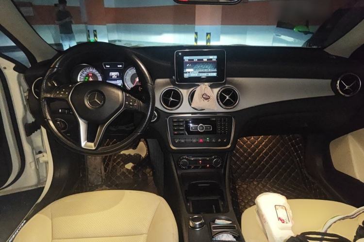 Used Mercedes-Benz GLA 2015 GLA 220 4MATIC Luxury Model Center Console