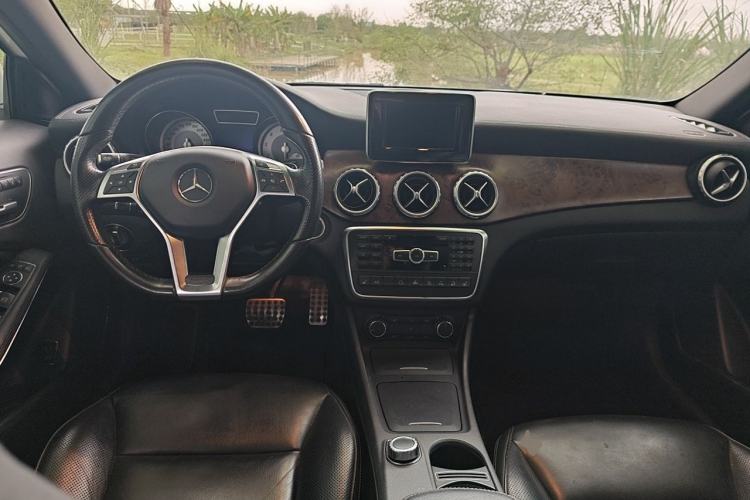 Used Mercedes-Benz GLA 2015 GLA 260 4MATIC Sport Edition Center Console