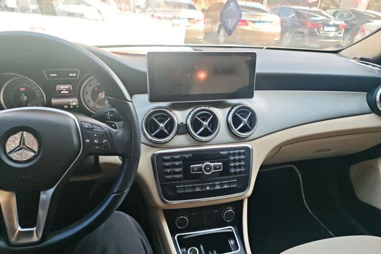 Used Mercedes-Benz GLA 2015 GLA 200 Sport Edition Center Console
