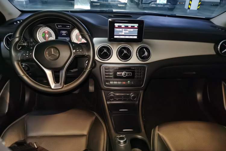Used Mercedes-Benz GLA 2015 GLA 200 Fashion Model Center Console