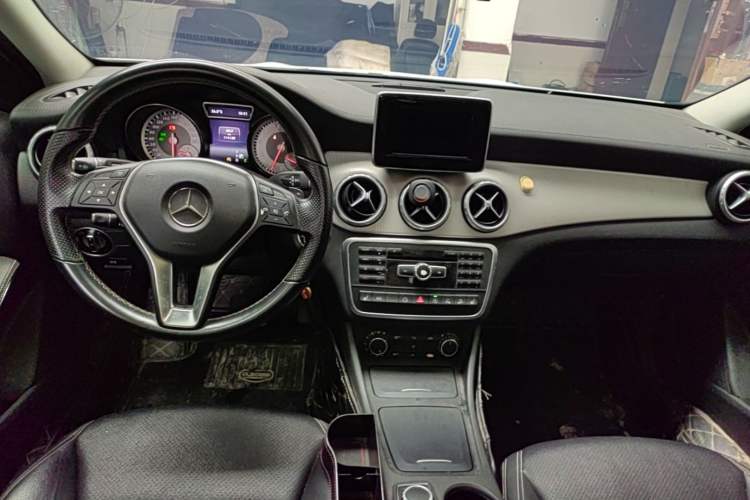 Used Mercedes-Benz GLA 2015 GLA 220 4MATIC Fashion Model Center Console
