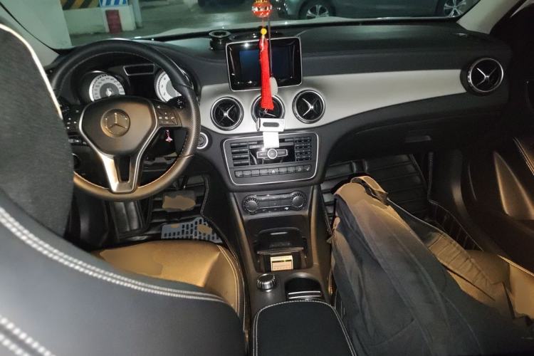 Used Mercedes-Benz GLA 2015 GLA 220 4MATIC Fashion Model Center Console