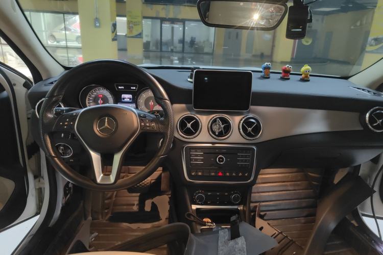 Used Mercedes-Benz GLA 2015 GLA 220 4MATIC Luxury Model Center Console