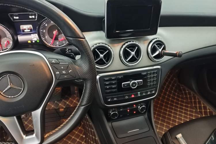 Used Mercedes-Benz GLA 2015 GLA 220 4MATIC Luxury Model Center Console