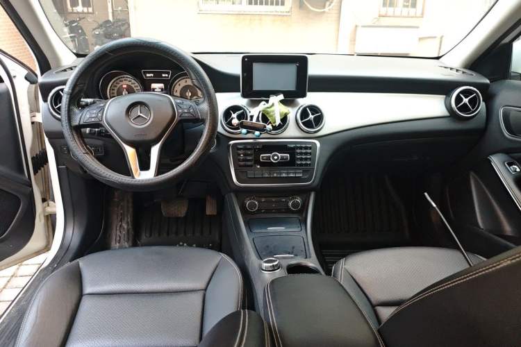 Used Mercedes-Benz GLA 2015 GLA 200 Sport Edition Center Console