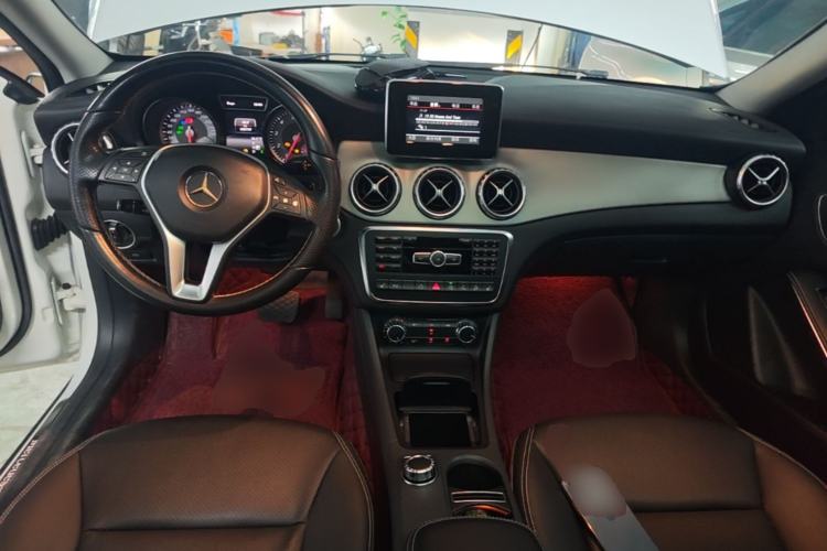 Used Mercedes-Benz GLA 2015 GLA 220 4MATIC Luxury Model Center Console