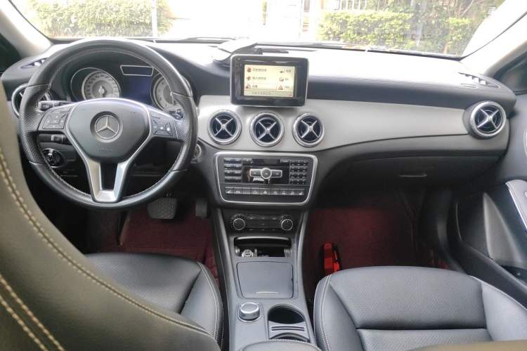 Used Mercedes-Benz GLA 2015 GLA 220 4MATIC Luxury Model Center Console