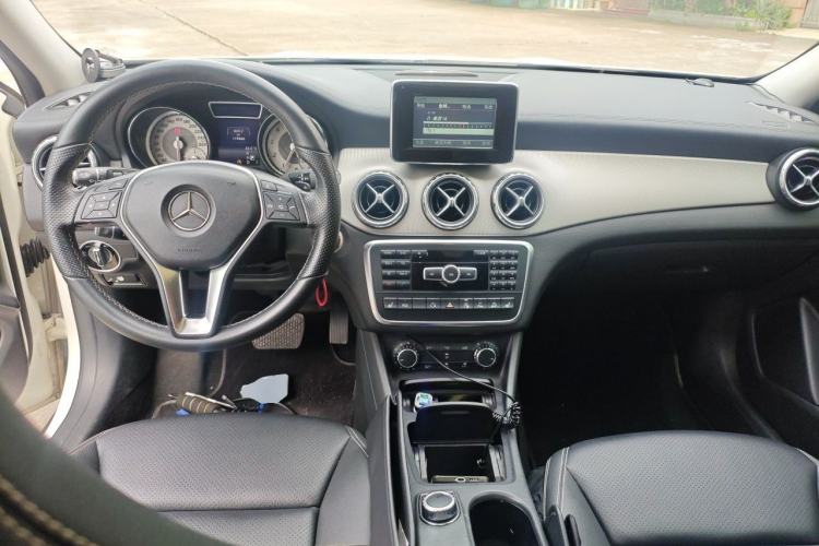 Used Mercedes-Benz GLA 2015 GLA 220 4MATIC Fashion Model Center Console