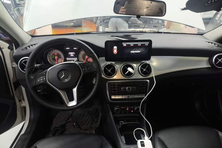 Used Mercedes-Benz GLA 2015 GLA 220 4MATIC Fashion Model Center Console