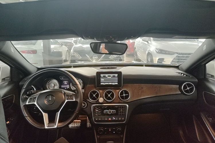 Used Mercedes-Benz GLA 2015 GLA 260 4MATIC Center Console