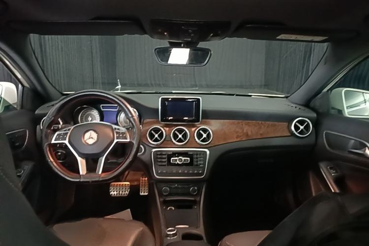 Used Mercedes-Benz GLA 2015 GLA 260 4MATIC Center Console
