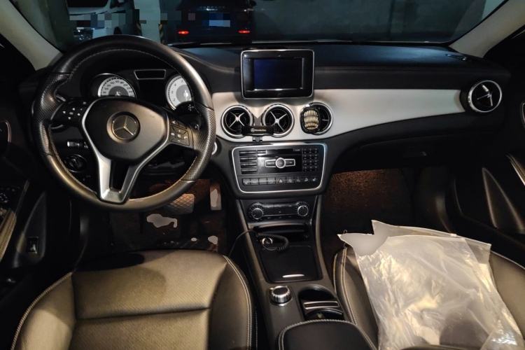 Used Mercedes-Benz GLA 2015 GLA 220 4MATIC Luxury Model Center Console