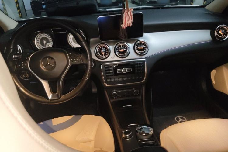 Used Mercedes-Benz GLA 2015 GLA 220 4MATIC Fashion Model Center Console