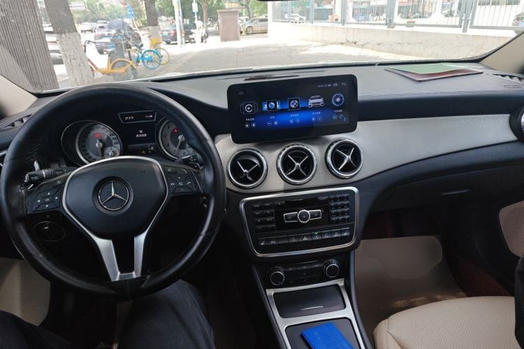 Used Mercedes-Benz GLA 2015 GLA 220 4MATIC Luxury Model Center Console