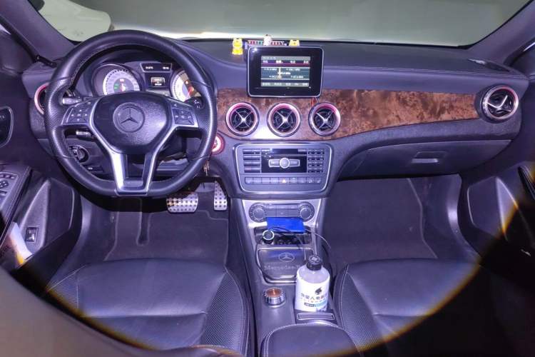 Used Mercedes-Benz GLA 2015 GLA 260 4MATIC Sport Edition Center Console
