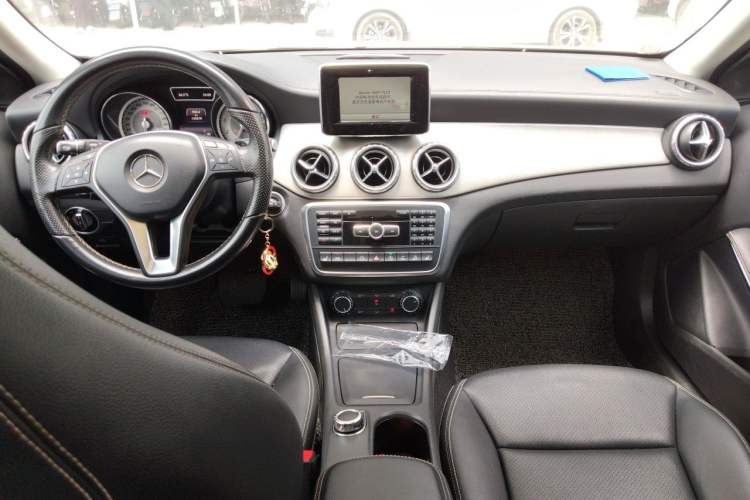 Used Mercedes-Benz GLA 2015 GLA 220 4MATIC Luxury Model Center Console