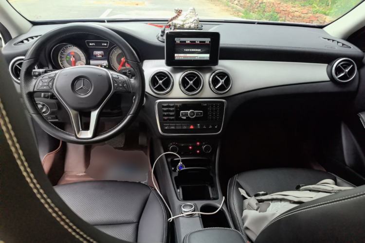 Used Mercedes-Benz GLA 2015 GLA 220 4MATIC Luxury Model Center Console