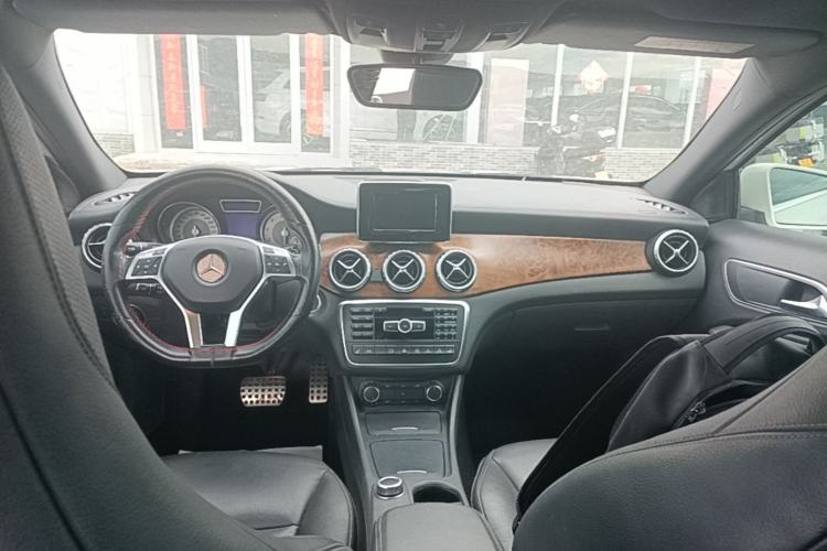 Used Mercedes-Benz GLA 2015 GLA 260 4MATIC Center Console