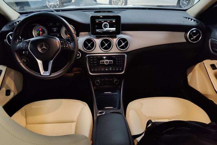 Used Mercedes-Benz GLA 2015 GLA 220 4MATIC Luxury Model Center Console