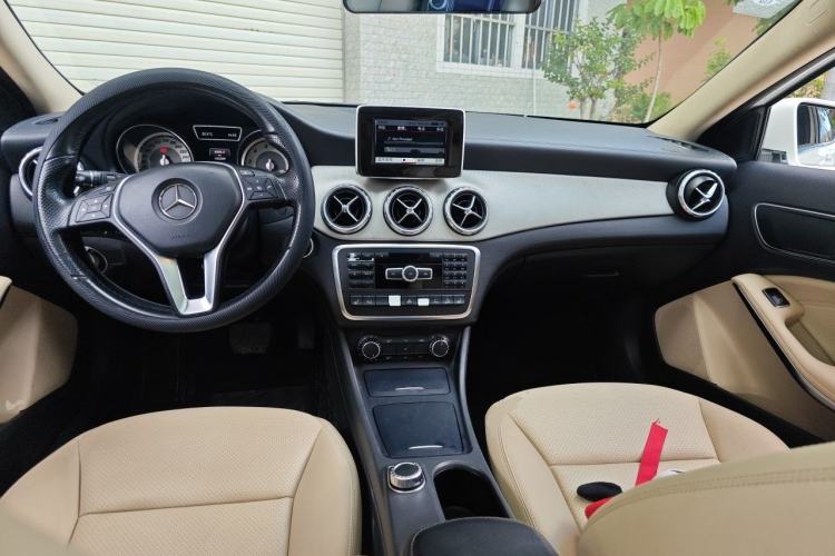 Used Mercedes-Benz GLA 2015 GLA 220 4MATIC Fashion Model Center Console