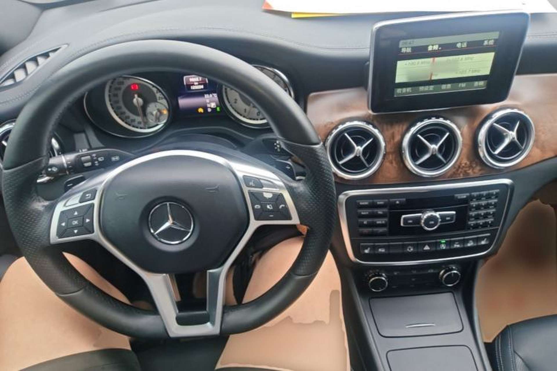 Used Mercedes-Benz GLA 2015 GLA 260 4MATIC Sport Edition Center Console