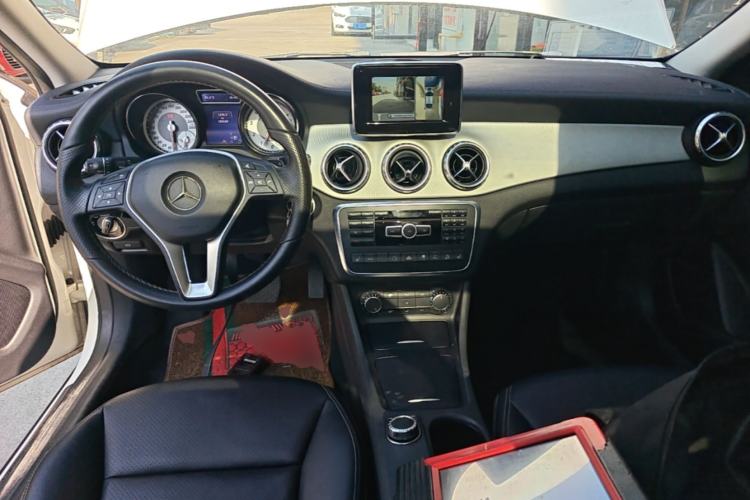 Used Mercedes-Benz GLA 2015 GLA 220 4MATIC Fashion Model Center Console