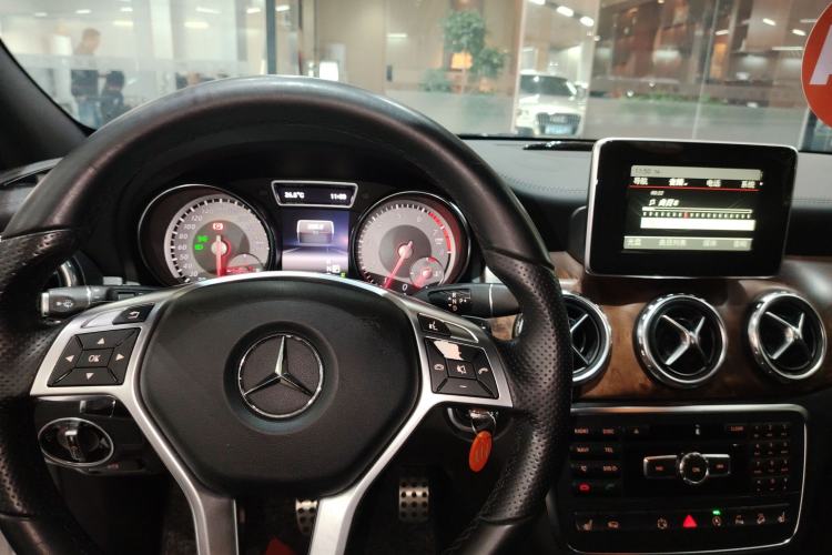Used Mercedes-Benz GLA 2015 GLA 260 4MATIC Sport Edition Center Console