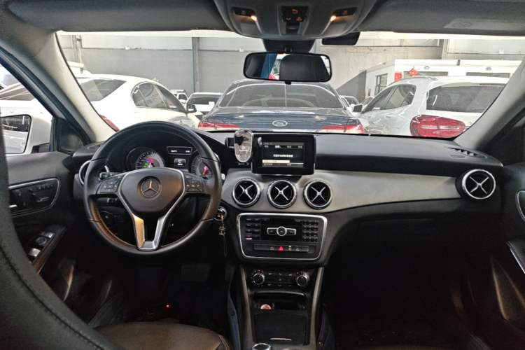 Used Mercedes-Benz GLA 2015 GLA 200 Sport Edition Center Console