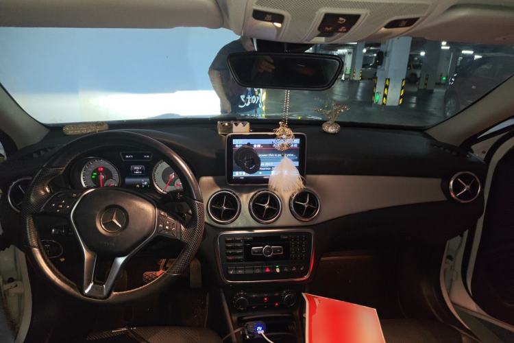 Used Mercedes-Benz GLA 2015 GLA 220 4MATIC Luxury Model Center Console