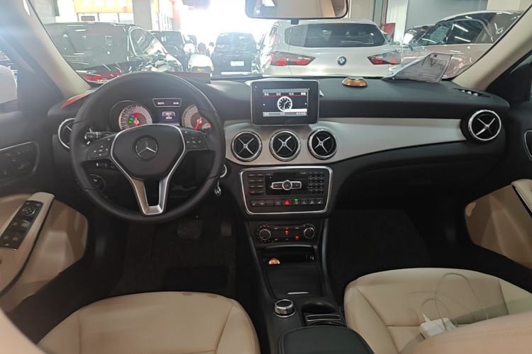 Used Mercedes-Benz GLA 2015 GLA 220 4MATIC Fashion Model Center Console