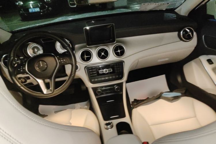 Used Mercedes-Benz GLA 2015 GLA 220 4MATIC Fashion Model Center Console
