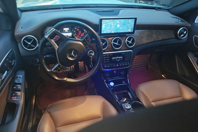 Used Mercedes-Benz GLA 2015 GLA 260 4MATIC Center Console