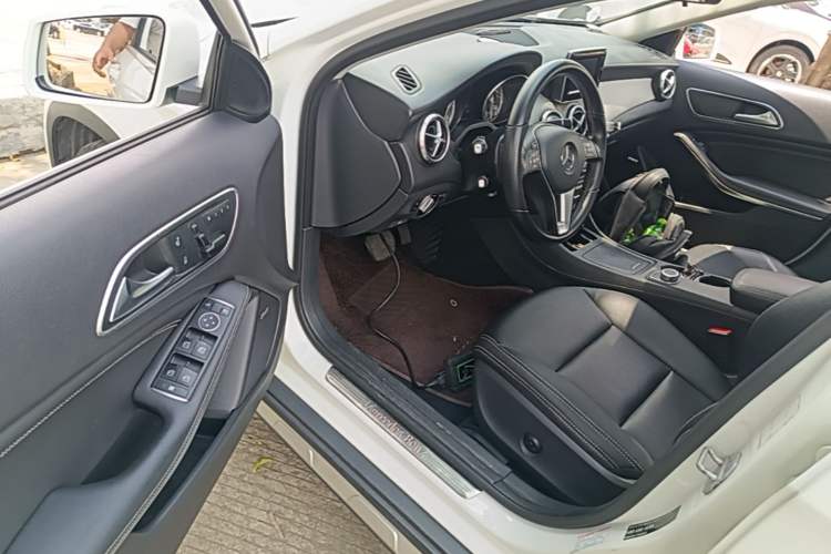 Used Mercedes-Benz GLA 2015 GLA 200 Sport Edition Driver Seat