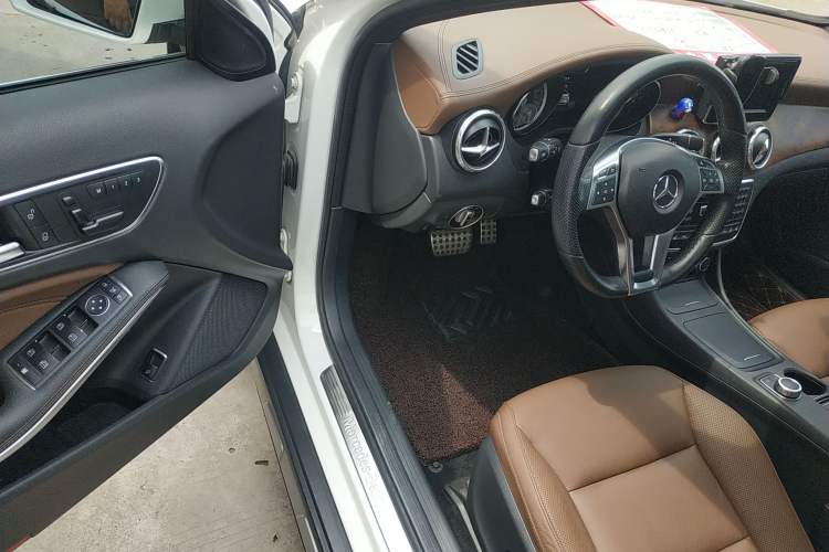 Used Mercedes-Benz GLA 2015 GLA 260 4MATIC Sport Edition Driver Seat