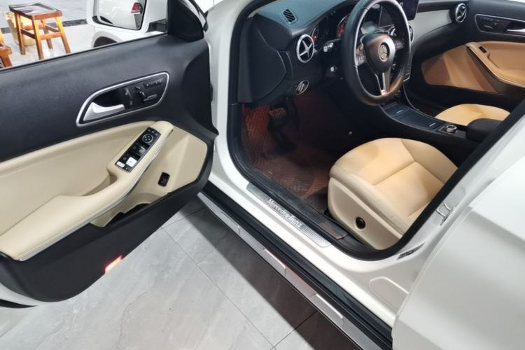 Used Mercedes-Benz GLA 2015 GLA 220 4MATIC Luxury Model Driver Seat