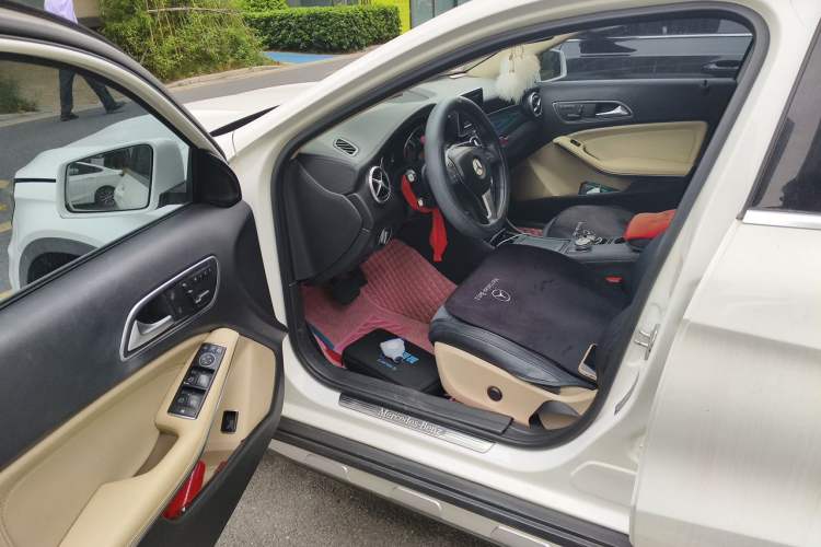 Used Mercedes-Benz GLA 2015 GLA 220 4MATIC Luxury Model Driver Seat