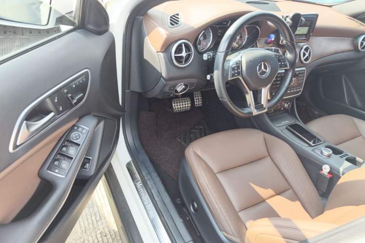 Used Mercedes-Benz GLA 2015 GLA 260 4MATIC Sport Edition Driver Seat