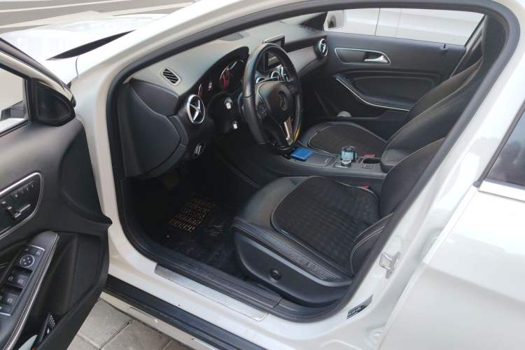 Used Mercedes-Benz GLA 2015 GLA 200 Sport Edition Driver Seat