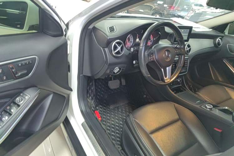 Used Mercedes-Benz GLA 2015 GLA 200 Sport Edition Driver Seat