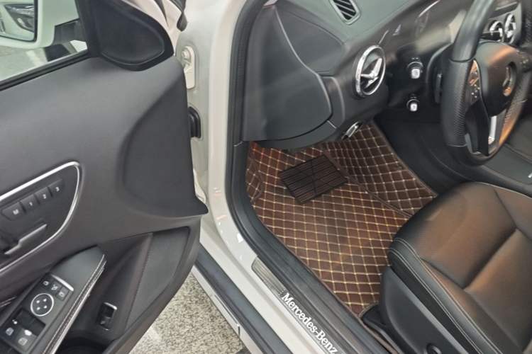 Used Mercedes-Benz GLA 2015 GLA 220 4MATIC Luxury Model Driver Seat