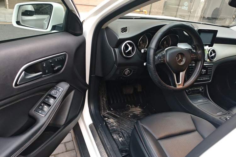 Used Mercedes-Benz GLA 2015 GLA 200 Sport Edition Driver Seat