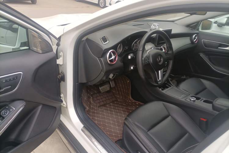 Used Mercedes-Benz GLA 2015 GLA 200 Sport Edition Driver Seat