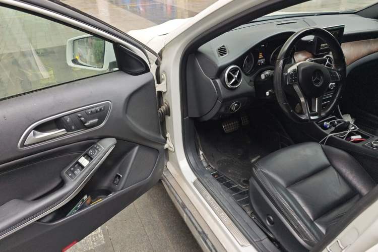 Used Mercedes-Benz GLA 2015 GLA 260 4MATIC Sport Edition Driver Seat