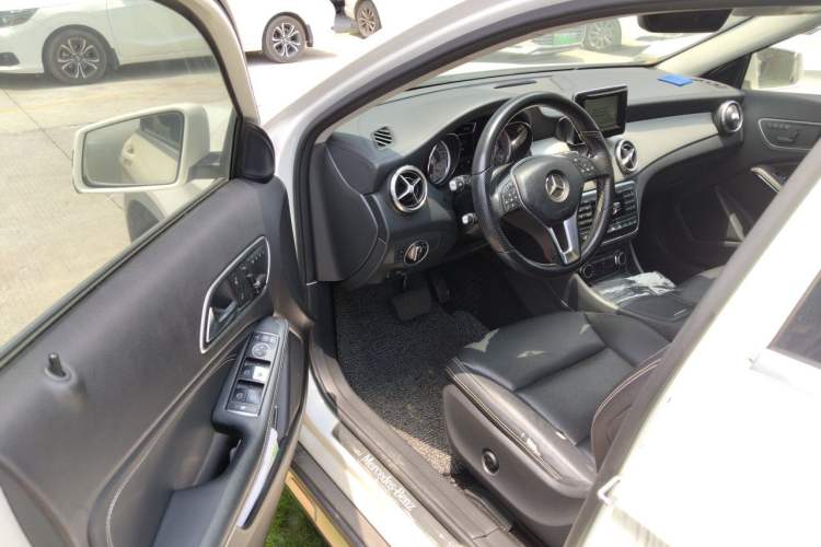 Used Mercedes-Benz GLA 2015 GLA 220 4MATIC Luxury Model Driver Seat