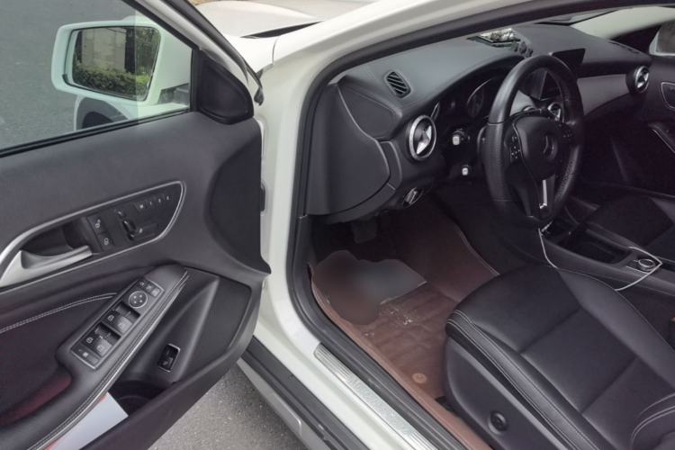 Used Mercedes-Benz GLA 2015 GLA 220 4MATIC Luxury Model Driver Seat